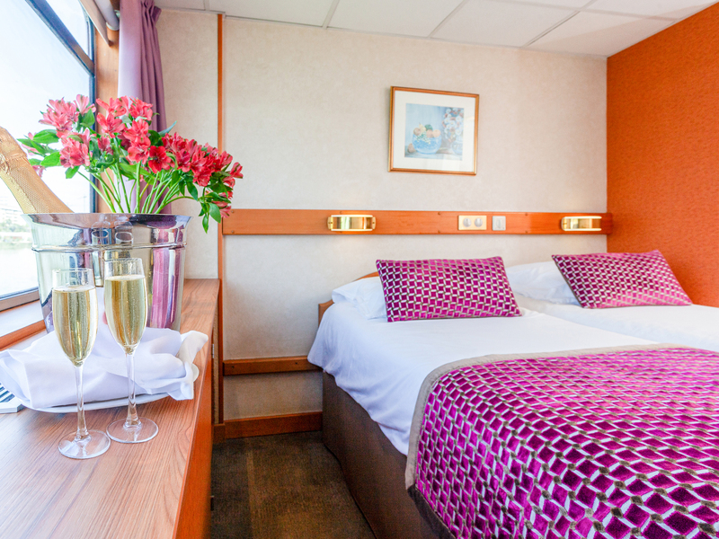 Middle Deck 2 Adjustable Twin Beds Cat A